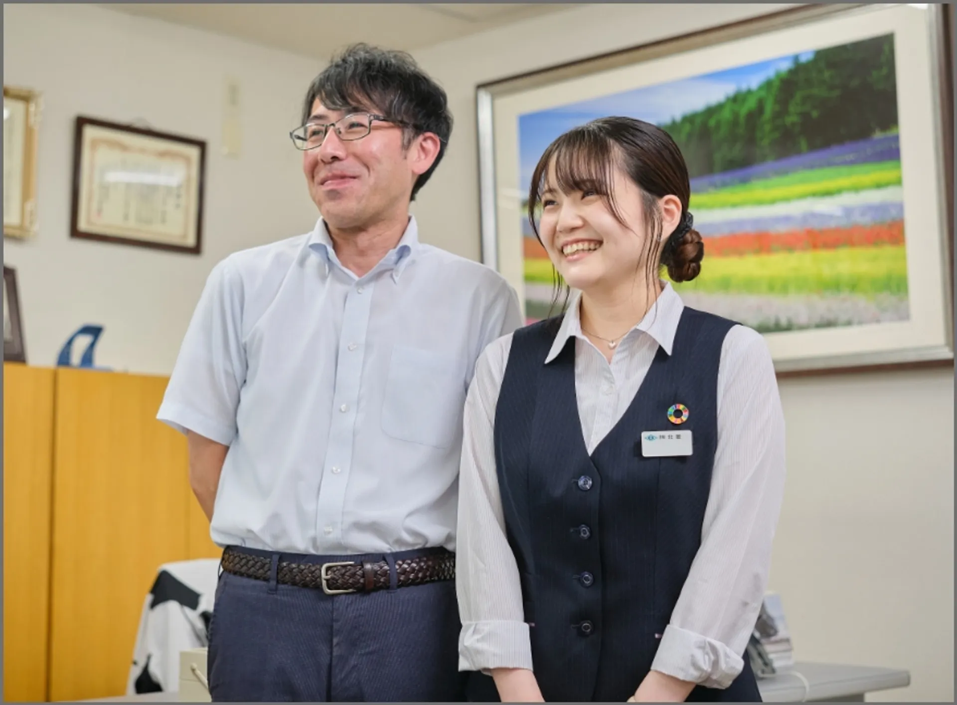 北菱の社員が笑顔で談笑する様子。温かく明るい職場の雰囲気を伝える写真