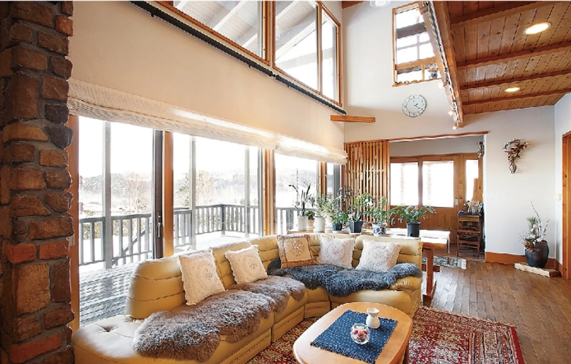 富良野の自然光が差し込む木の温もりあるリビング空間。移住後の暮らしをイメージさせる住宅の内観