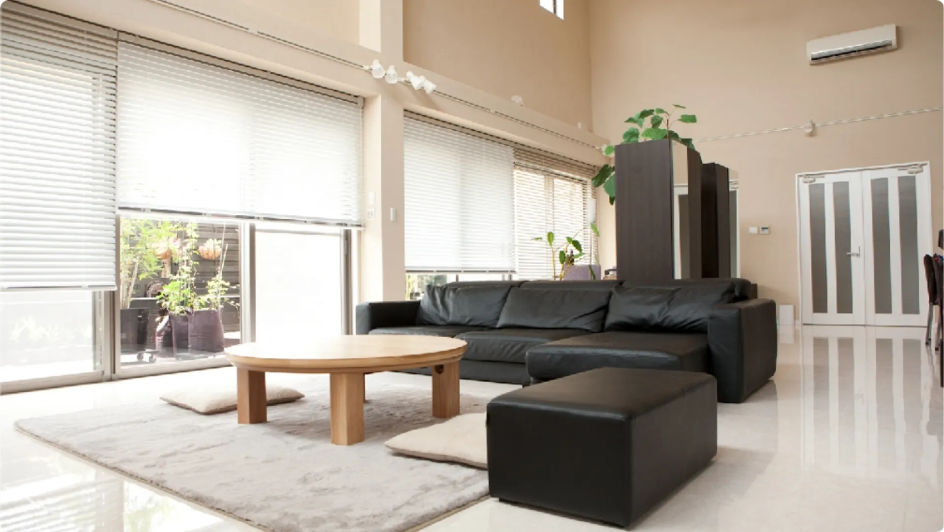 Bright living room of a healthy home by Hokuryo