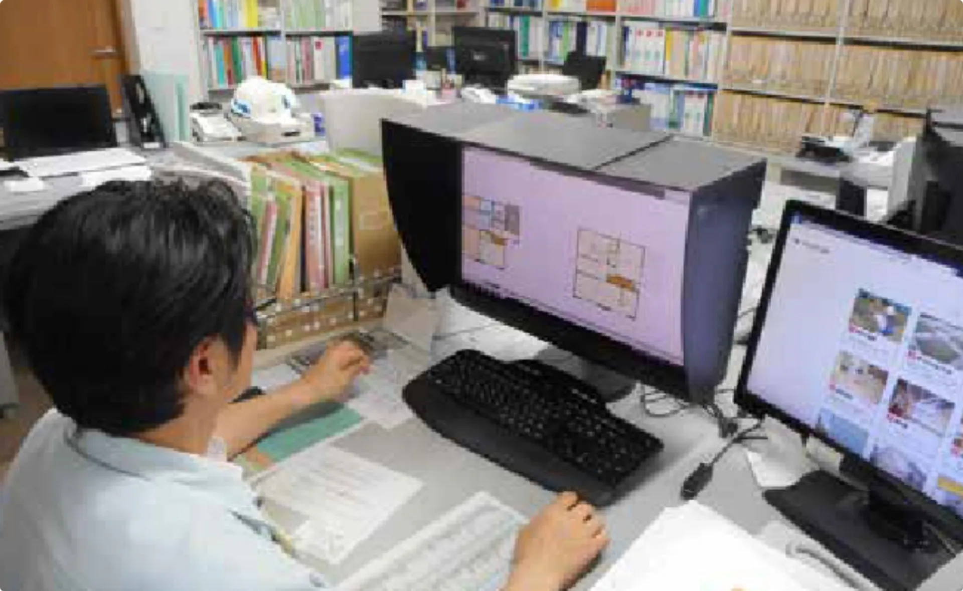 北菱の家 スタッフが図面を確認しながらお客様をサポートする様子