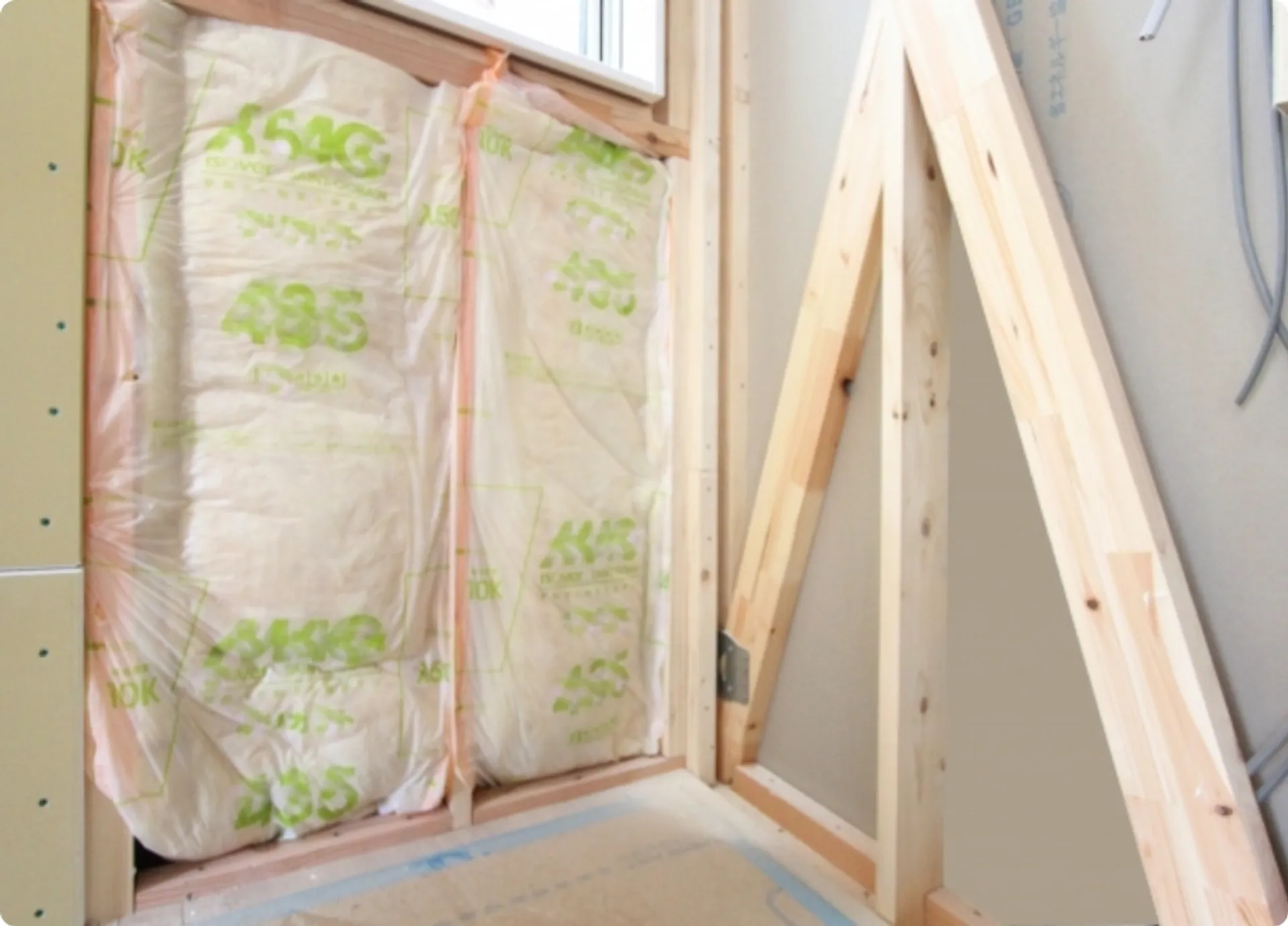 壁内部に断熱材を施工して断熱性能を高めるリフォーム工事の様子