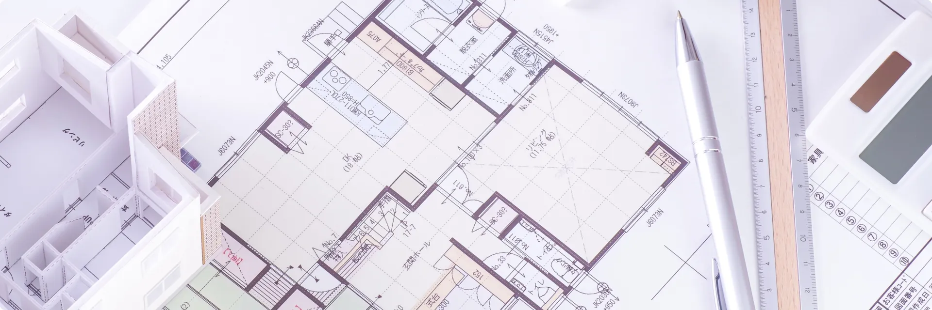 住宅の間取り図と内装設計図を使って全面リノベーションを計画する様子