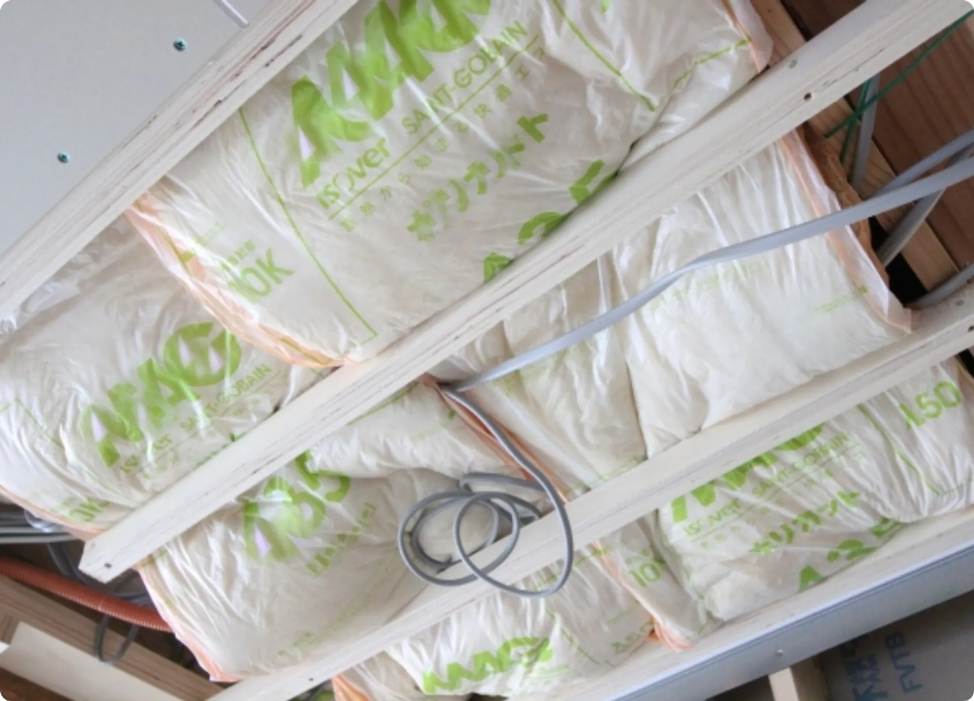 屋根裏に断熱材を充填して天井の断熱性能を高めるリフォーム工事