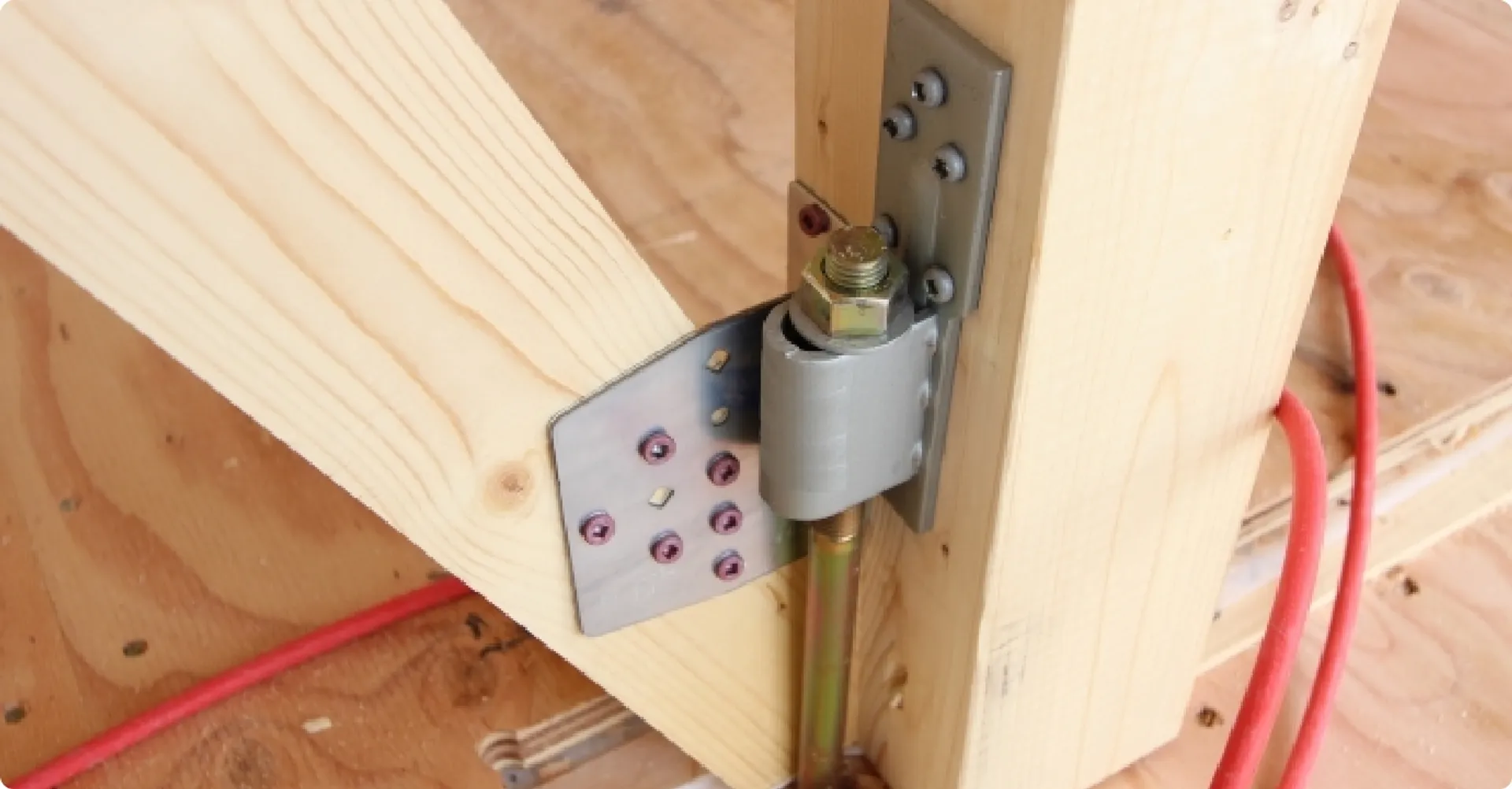 金具を用いて柱と梁を補強し耐震性能を向上させる工事