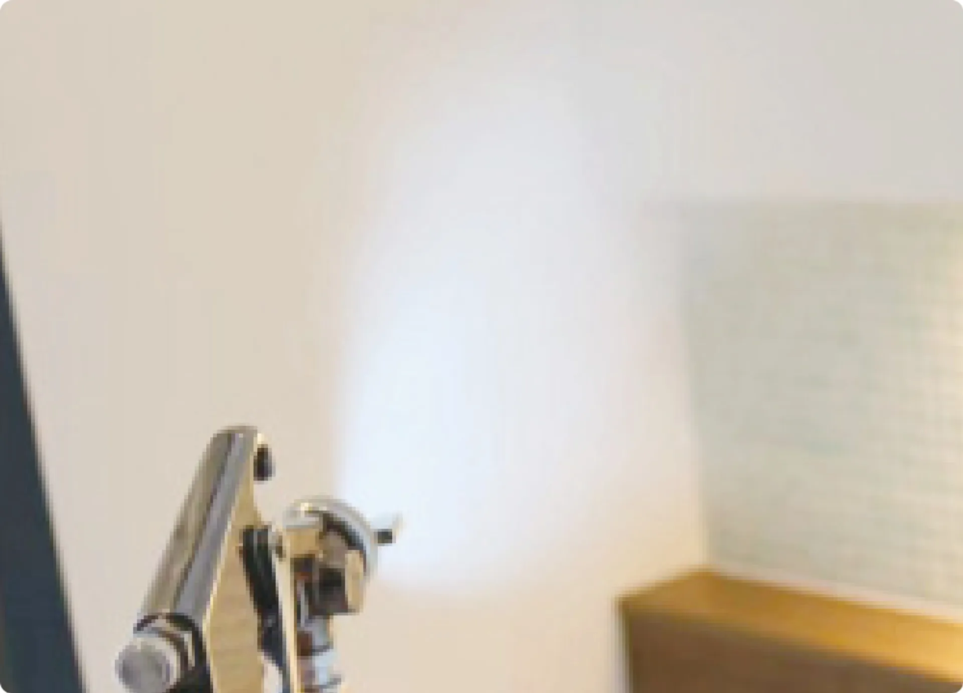 無色透明・無臭のAIリキッド仕上げを壁に吹きつけた後の清潔な室内の様子