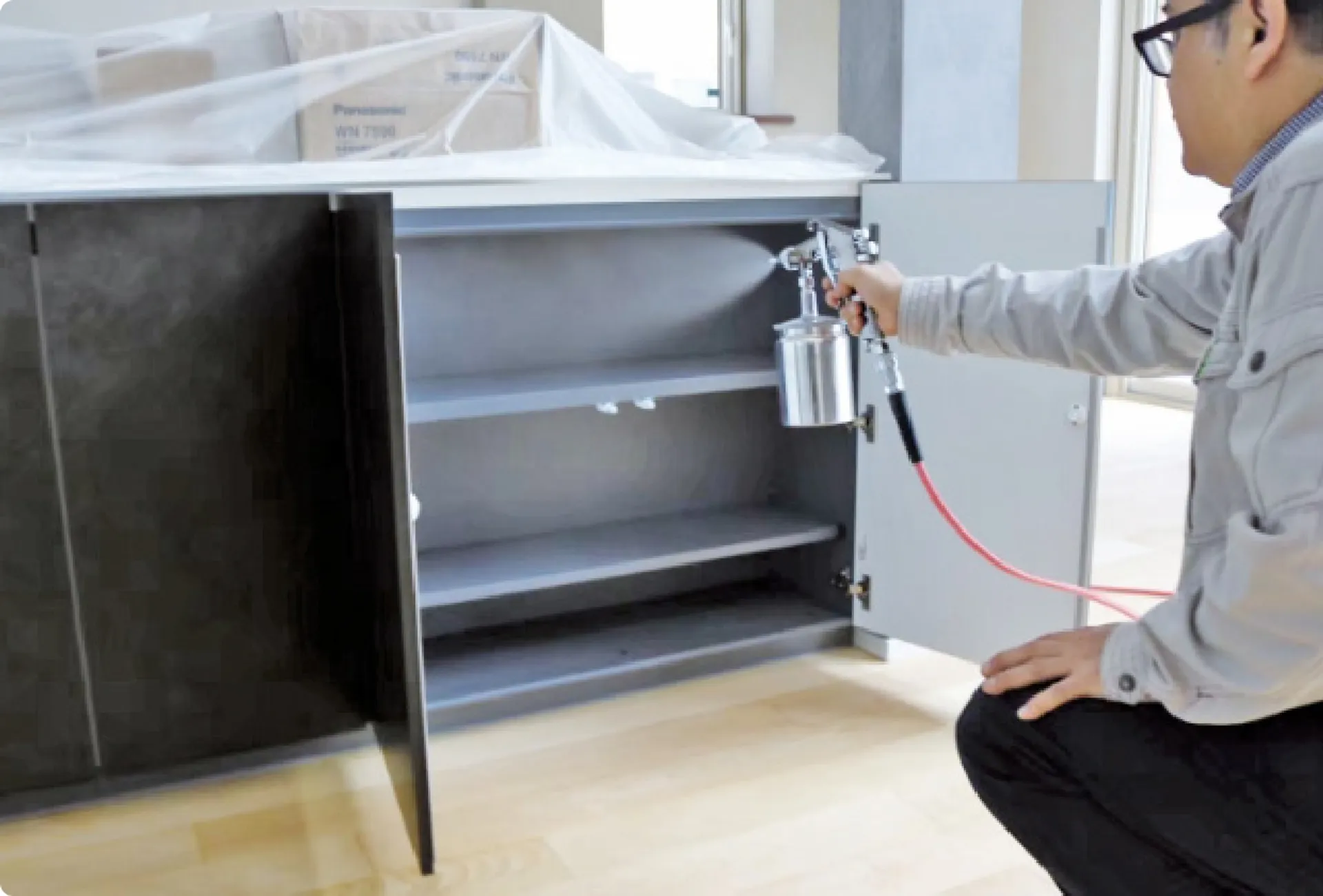 家具や収納にも対応できる、AIリキッド仕上げの安心施工風景